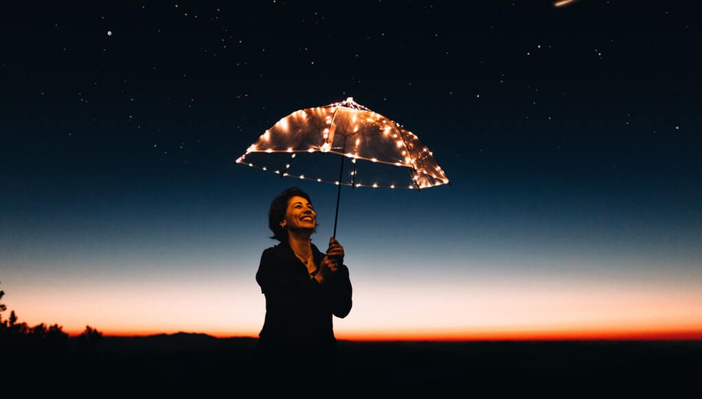 Femme Parapluie Lumineux Crépuscule